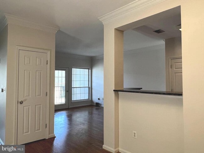 Building Photo - 4852 Eisenhower Ave