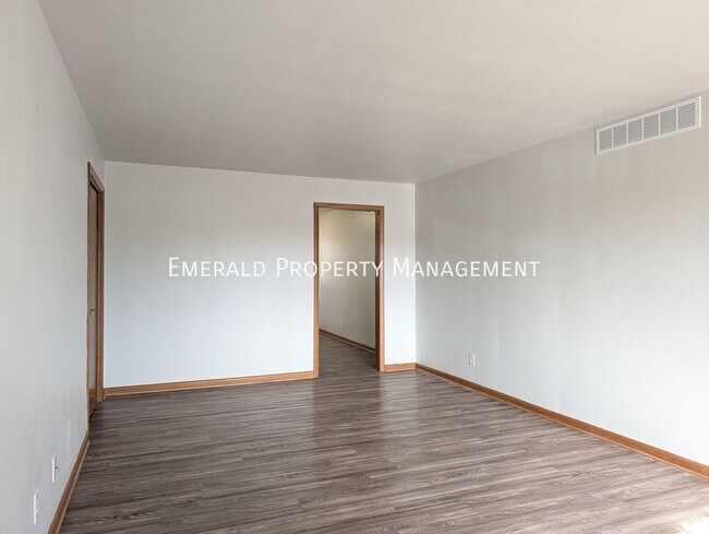 Foto del edificio - 570 N Mulford Rd