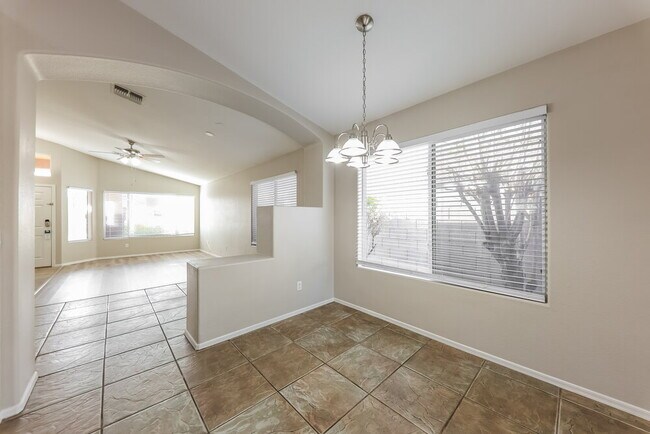 Foto del edificio - 8228 W Behrend Dr