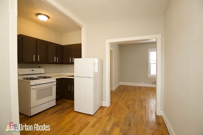Foto del edificio - 3713 N Pine Grove Ave