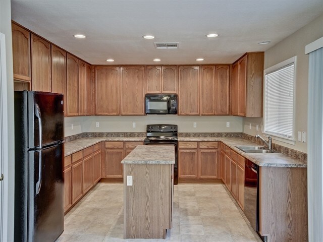 Building Photo - 2919 S 71st Dr