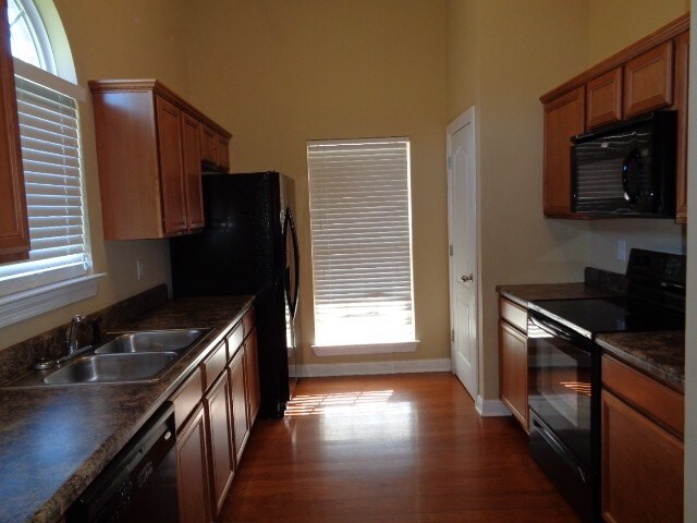 Foto del edificio - 1058 Riverspring Drive