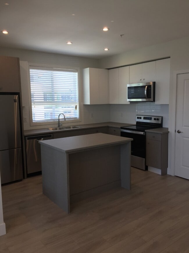 Building Photo - 1516-1516 McCallum Rd