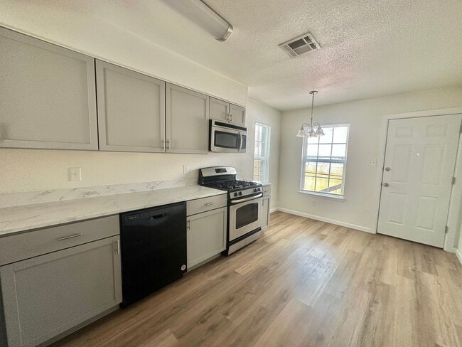 Foto del edificio - 2 BED 1 BATH IN AUSTIN TX! NEW MANAGEMENT!!!!