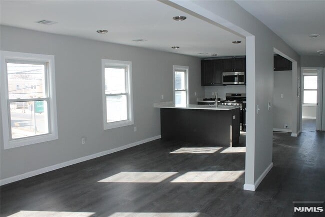 Building Photo - 519 Roosevelt Ave