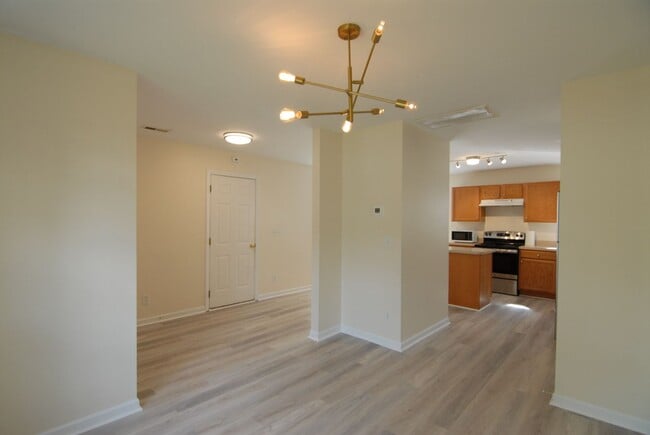 Building Photo - Spacious 4 bedroom 2.5 bath with 2 car gar...