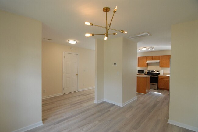 Foto del edificio - Spacious 4 bedroom 2.5 bath with 2 car gar...