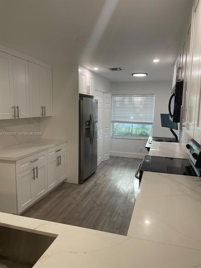 Foto del edificio - 4136 Pine Ridge Ln