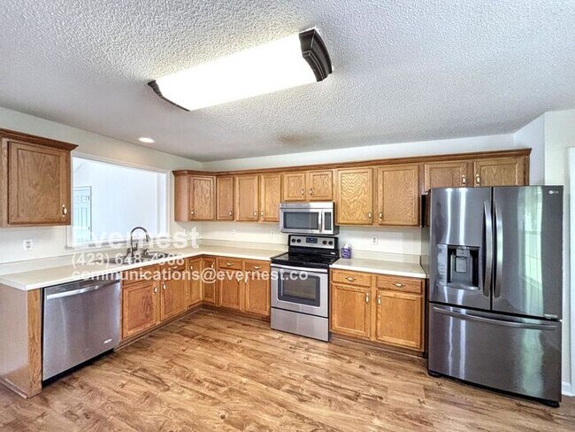 Foto del edificio - 3-Bedroom, 2-Bath Home with Modern Applian...