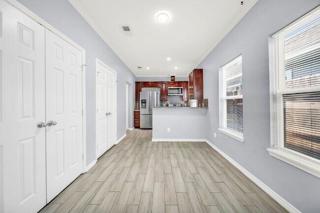 Foto del edificio - Welcome to this charming Craftsman-style r...