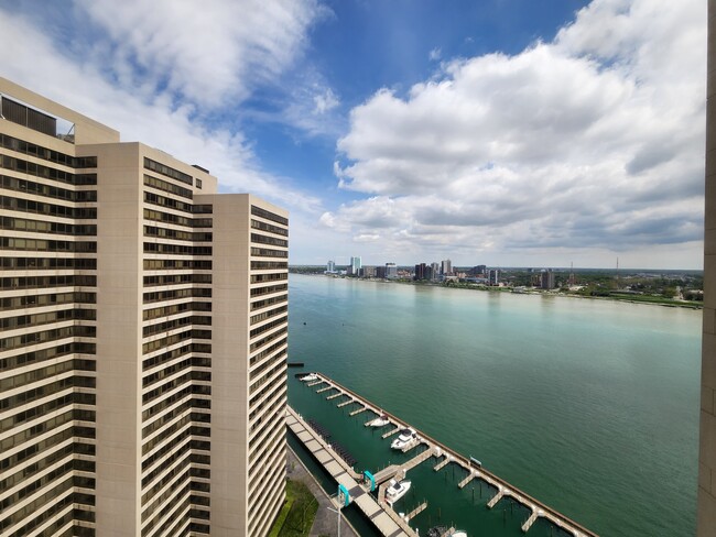 Foto del edificio - 300 Riverfront Dr