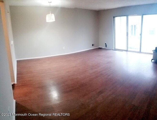 Building Photo - 307 Tulip Ln