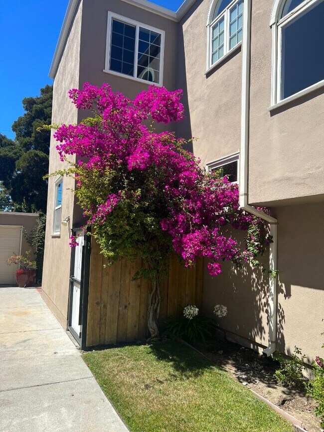Foto del edificio - 2108 Hillside Dr