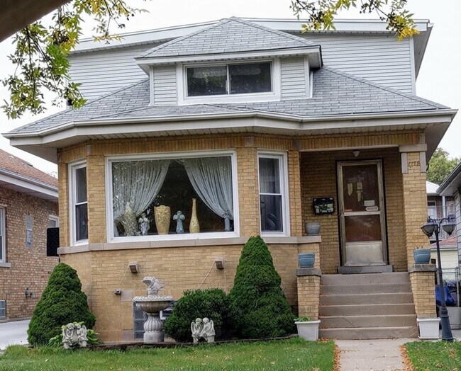 Building Photo - 4718 W Wrightwood Ave