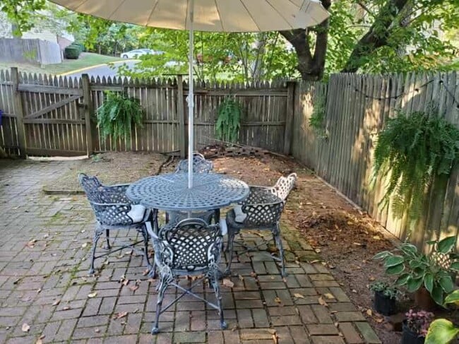 Fenced patio - 2806 Newton Ct