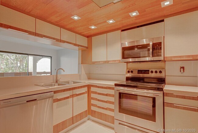 Building Photo - 9010 SW 125th Ave