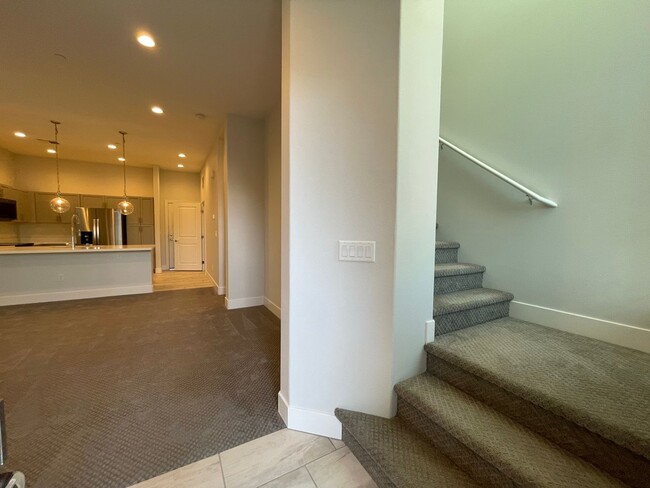 Foto del edificio - Beautiful Townhome in Providence Gated Com...