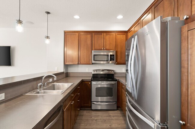 Foto del edificio - Bright Damascus Townhome with Fireplace, Garage & Private Patio