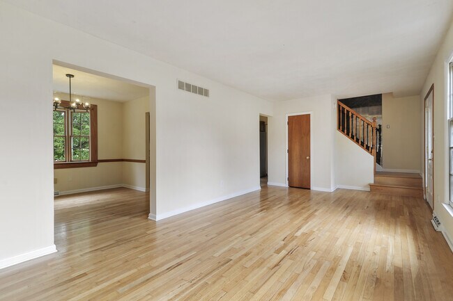 Building Photo - 631 Roberta Ave