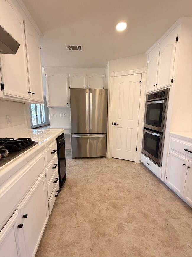 Building Photo - Pet Friendly! Walk to Downtown