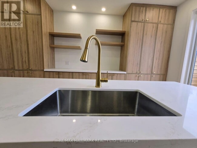 Building Photo - 592 Danforth Rd