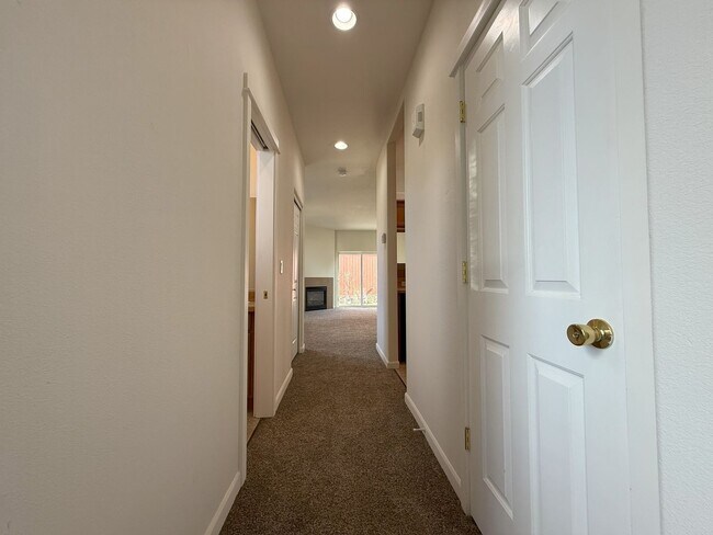 Foto del edificio - FANTASTIC 3 BEDROOM AND 2.5 BATHROOM TOWNHOUSE IN REDMOND!