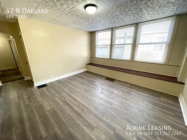 Foto del edificio - 6 Bedroom detached garage/workshop combo (...