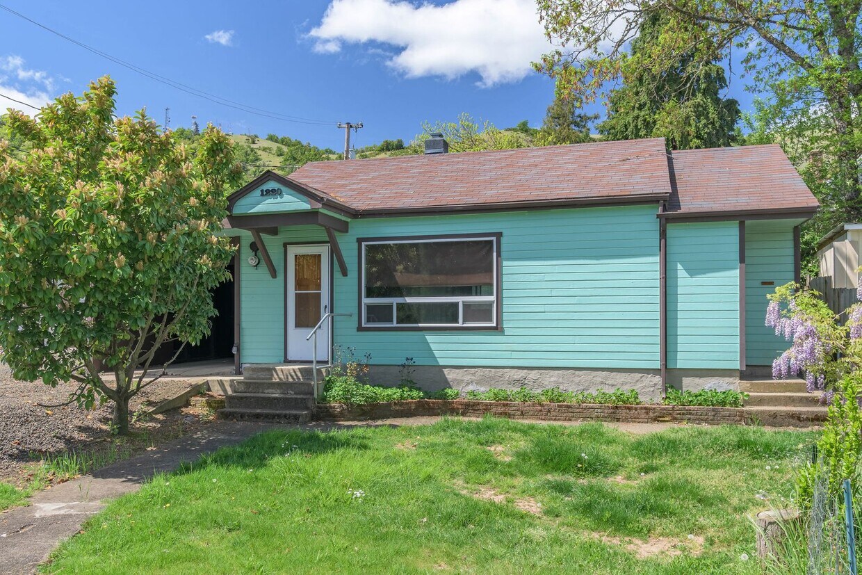 Foto principal - Home for Rent in Roseburg