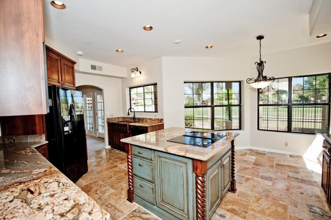 Building Photo - 2322 S Rogers Cir