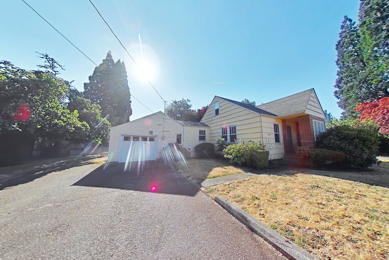 Foto principal - 4 Bedroom House ~ Close to Willamette Park...