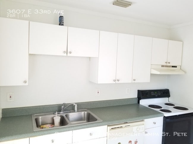 Building Photo - Cute 2 bedroom Tampa Cottage