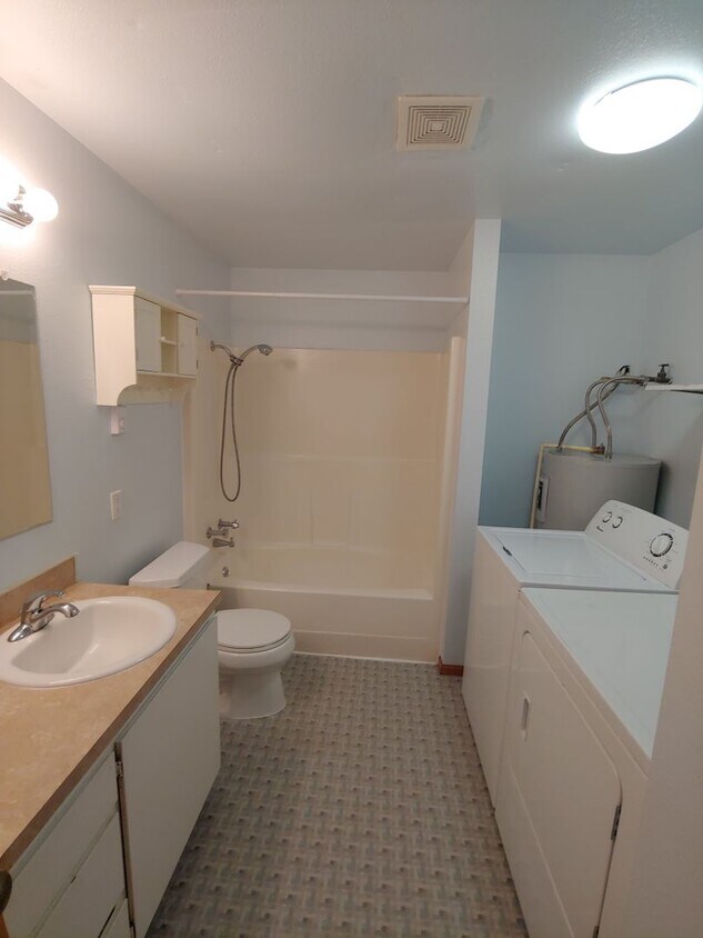 Foto del edificio - 2 Bed 1 Bath Duplex in Happy Valley!