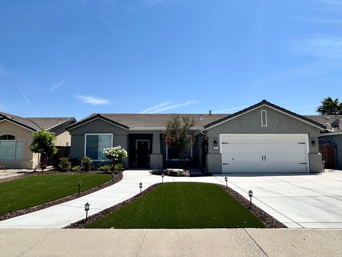 Foto principal - Charming 3 bedroom 2 bathroom home located...