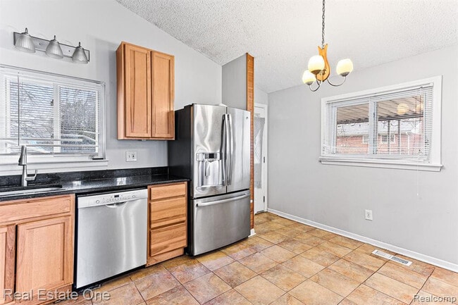 Building Photo - 30450 Avondale St