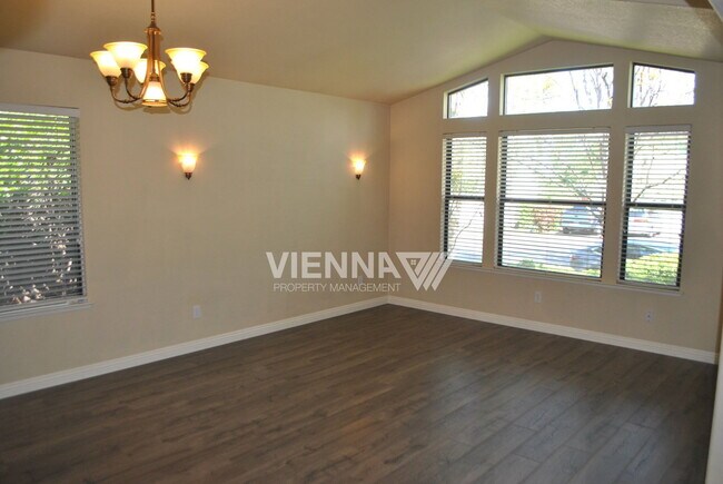 Foto del edificio - 5325 Thunder Ridge Cir