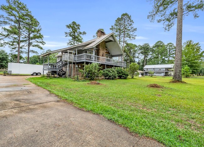 Building Photo - Fully furnished 3 bedroom, 2 bath home!