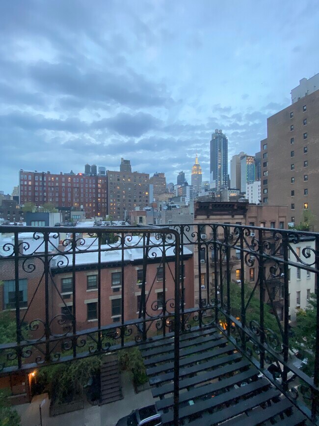 Building Photo - 221 W 21st St