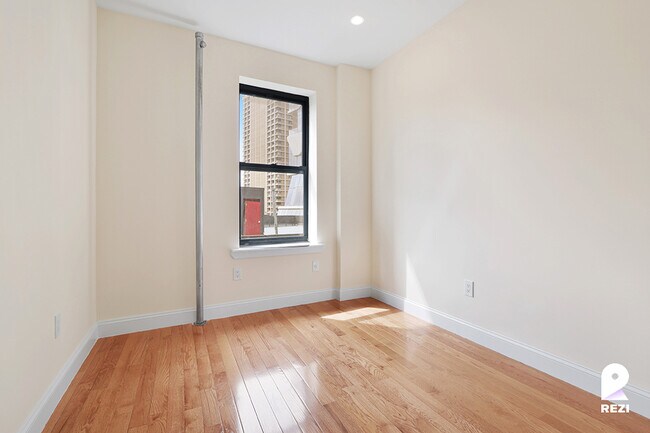 Building Photo - 720 W 172nd St