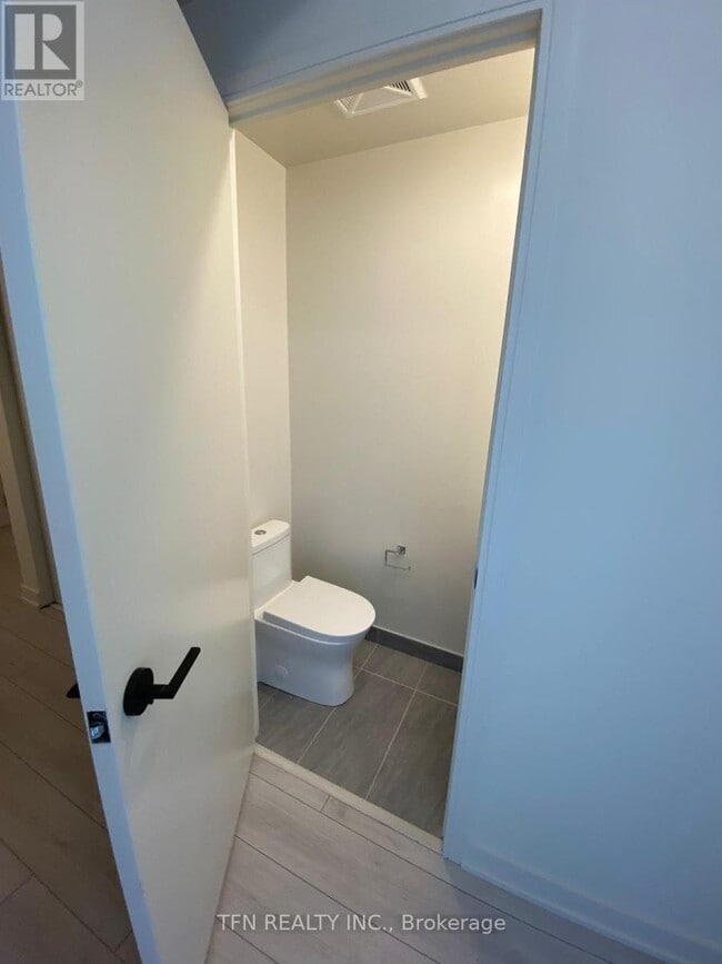 Photo du bâtiment - 8010 Derry Rd