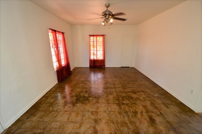 Building Photo - 1404 E Almeria Rd
