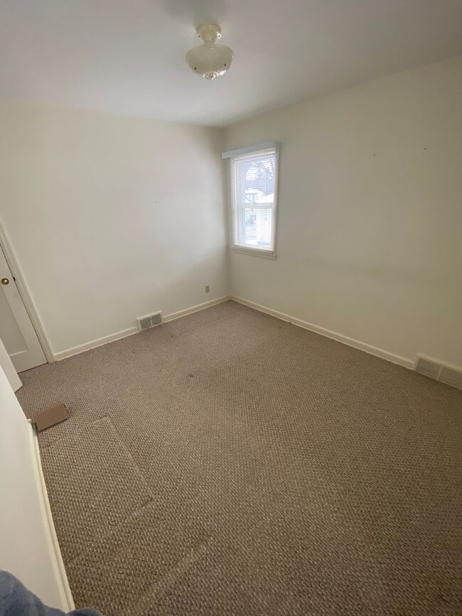 Building Photo - AVAILABLE JUNE 15TH - 3 BED 1 BATH