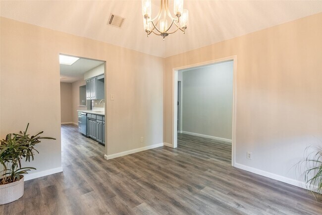 Foto del edificio - 5201 Rustle Leaf Dr