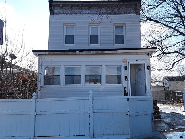 Building Photo - 915 Carnegie St