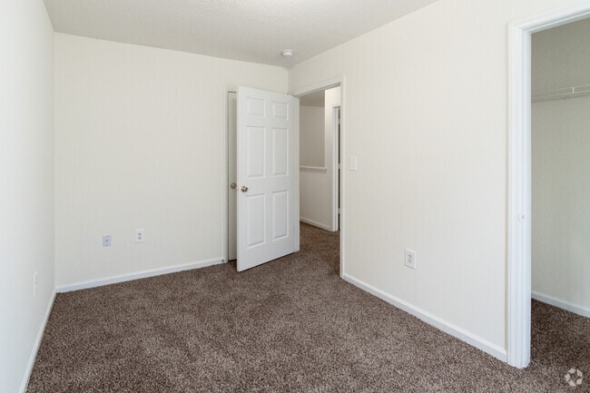 4BD,2BA-1205 SF - Pendleton Townhome Apartments
