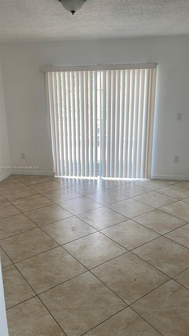 Foto del edificio - 18880 NW 57th Ave