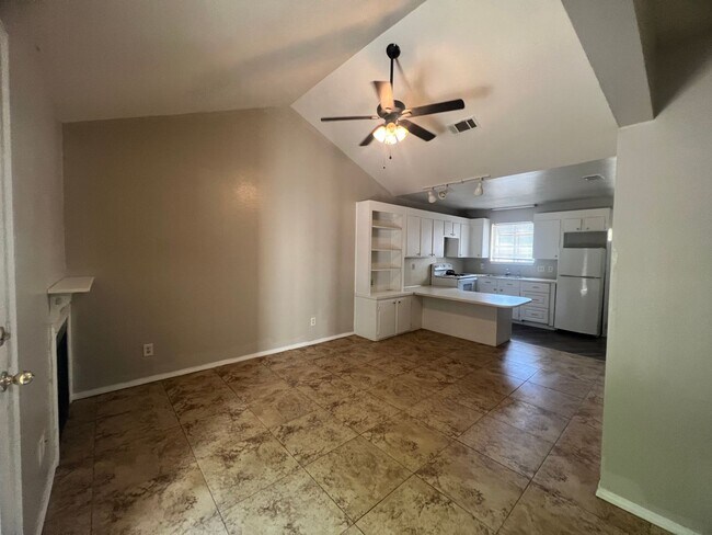 Foto del edificio - CUTE CUTE CUTE Single story townhome..