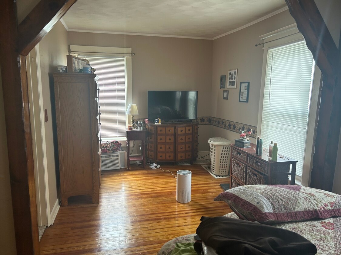 Primary Photo - 909 N James St