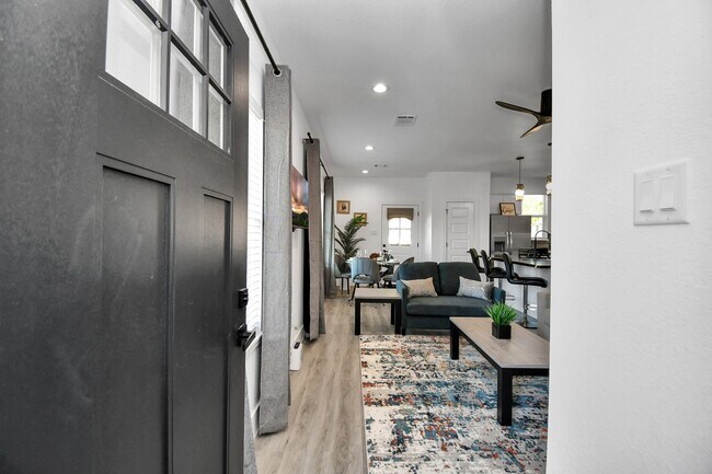 Foto del edificio - 6531 Rosemary Ln