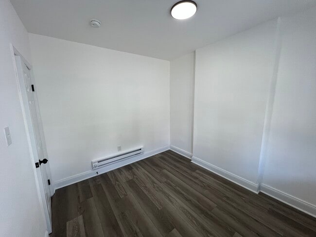 Building Photo - 921 W 3rd St