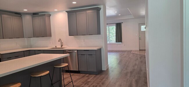 Foto del edificio - Stunning Modern 3-Bed/2-Bath | Covered Patio & Large Fenced Yard | Dog Friendly!